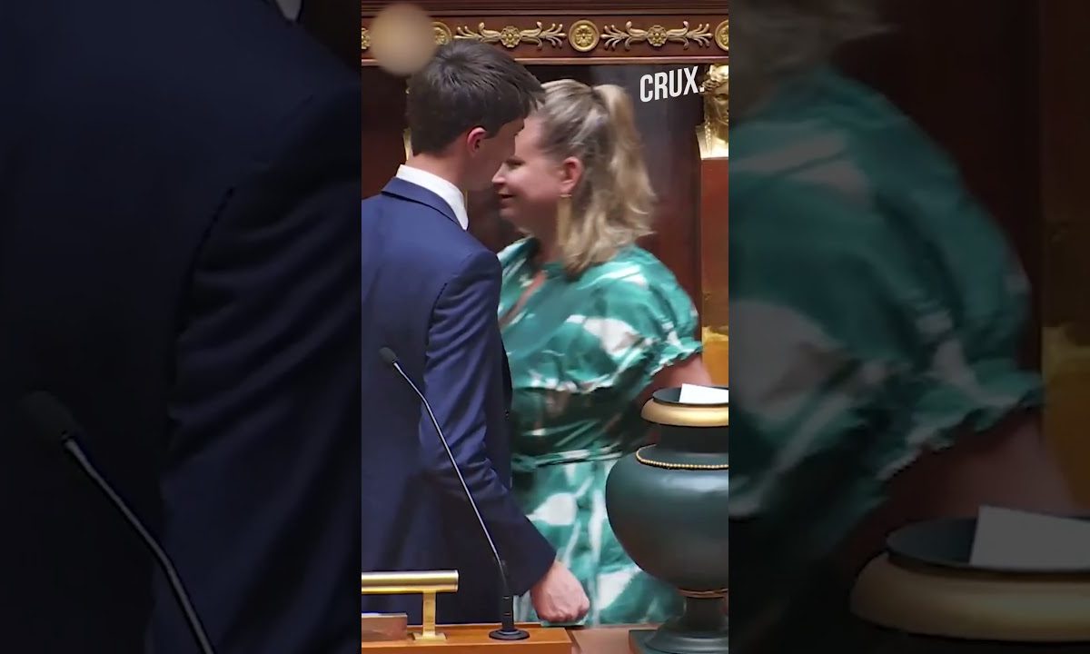 Left-Wing MP Makes Rock-Paper-Scissors Motion to Avoid Shaking Hands with National Rally MP
