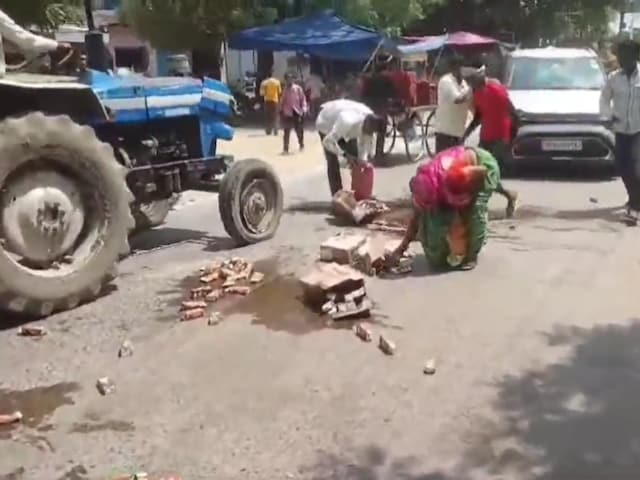 The chaotic scene was captured in a viral video on social media, showing people scrambling to grab bottles of liquor amidst the commotion.