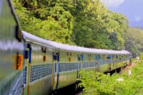 Unbelievable: Snake Encounter in AC Coach Halts Gorakhpur-Bandra Express Mid-Journey